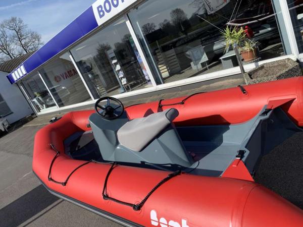 Bombard Explorer 420 mit Jockey-Konsole